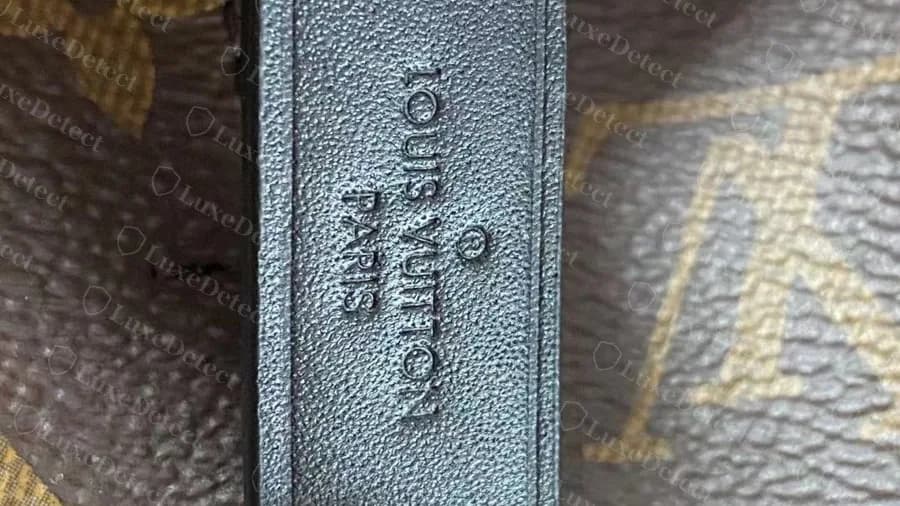Lengüeta de un Neonoe original: las letras LOUIS VUITTON PARIS estampadas quedan centradas y con un golpe parejo en la piel