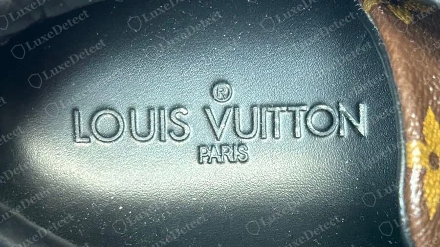 Plantilla de un slip-on Monogram de Louis Vuitton original con el estampado LOUIS VUITTON PARIS en bajorrelieve
