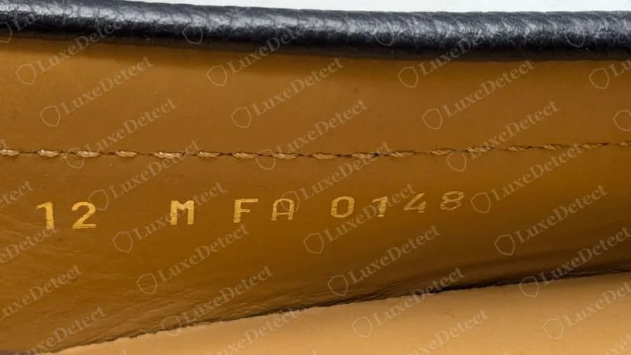 Sello de un mocasín Louis Vuitton original en dorado sobre piel color canela: 12, M, FA 0148, la talla primero y luego un código de dos letras y cuatro dígitos