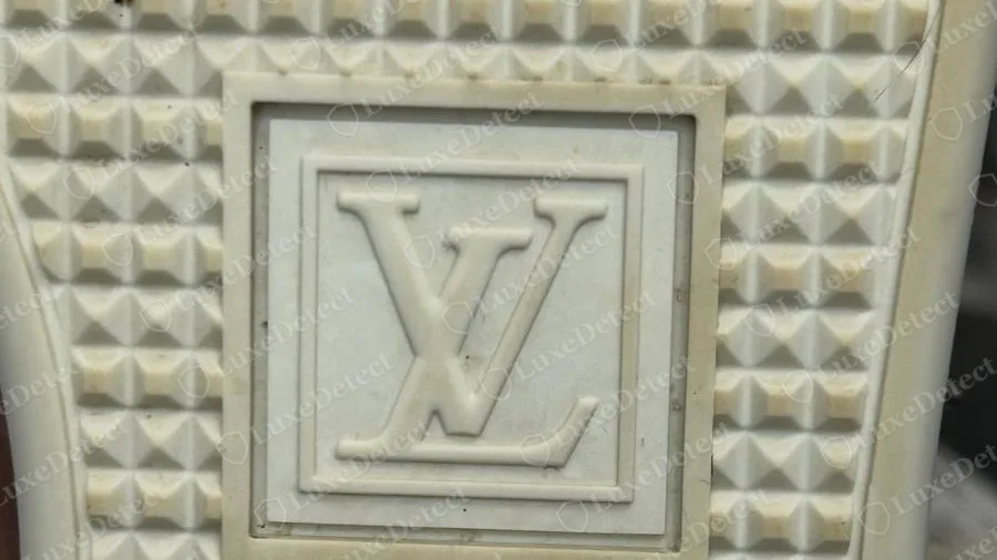 Suela exterior de un zapato Monogram de Louis Vuitton original con el LV en relieve dentro de un cuadrado sobre una suela con tacos