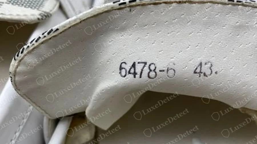 Sello de una zapatilla Damier Azur falsa que dice 6478-6 43, un número con guion y un punto al final después de la talla