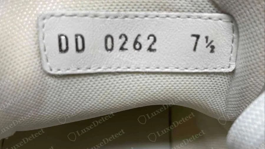 Sello de talla original de Louis Vuitton impreso en una etiqueta blanca: DD 0262 7½