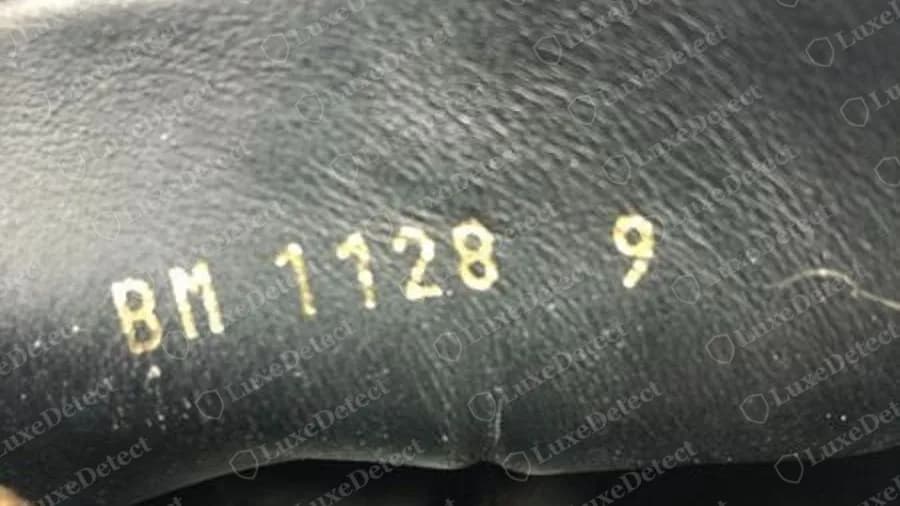 Marquage authentique Louis Vuitton en doré sur cuir noir à l'intérieur d'une sneaker Monogram : BM 1128 9