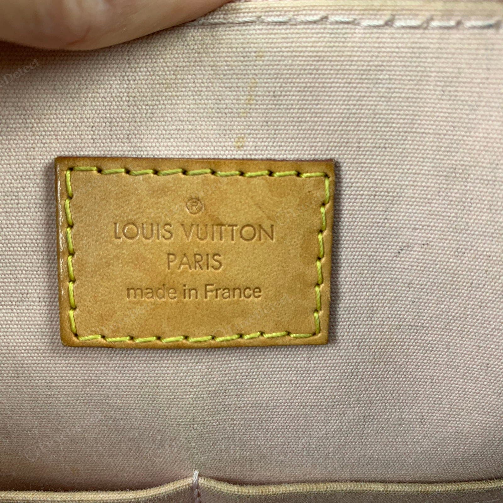 Estampille à chaud d'un Alma LV authentique : « LOUIS VUITTON » au-dessus de « made in France », « O » ronds, sommets des « T » rapprochés, pression régulière et faible
