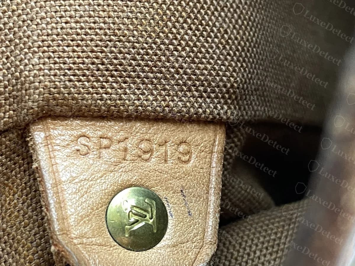 Echte Datecode-Lasche an einem Montsouris Rucksack: SP1919 über einem Niet gestempelt, Monat 11 und Jahr 99, also November 1999
