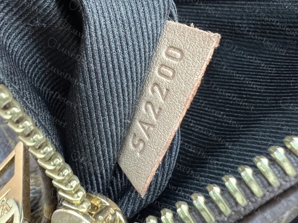 Etiqueta con código de fecha original en una riñonera Monogram, con SA2200 estampado junto al cierre: semana 20 de 2020