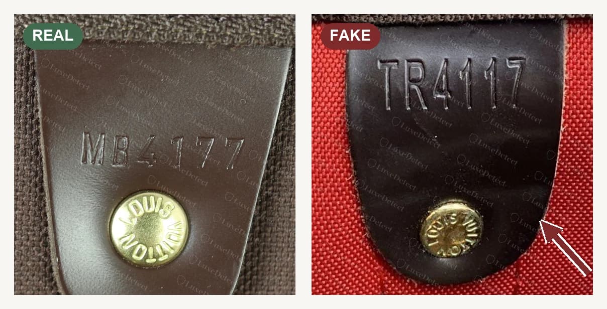 A etiqueta do código de data junto ao zíper num Keepall Damier Ébène original (à esquerda) e numa falsificação (à direita): o carimbo da falsificação é tão caprichado quanto o original e se decodifica de forma válida, semana 41 de 2017, então um código limpo não é prova; o forro vermelho em volta dele não combina com a lona marrom lisa da bolsa original, e a seta o indica
