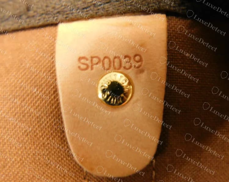Un Keepall Bandoulière 45 falso de nuestro archivo con una lengüeta del código de fecha prolija que dice SP0039, que se decodifica como la semana 3 de 2009, un recordatorio de que un código limpio no es una prueba