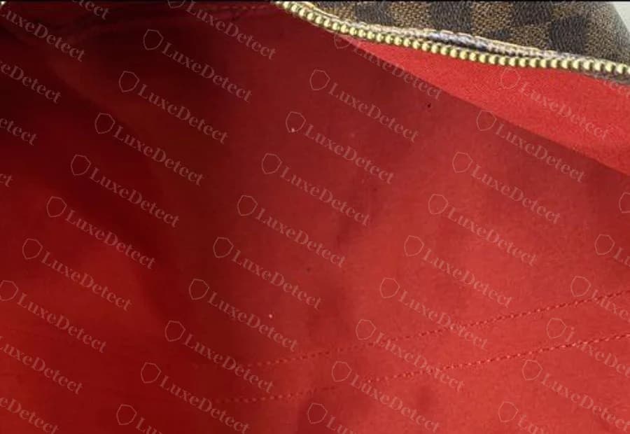 Gefälschte Damier Ébène Keepall in unserem Archiv, in knallrotem Canvas gefüttert