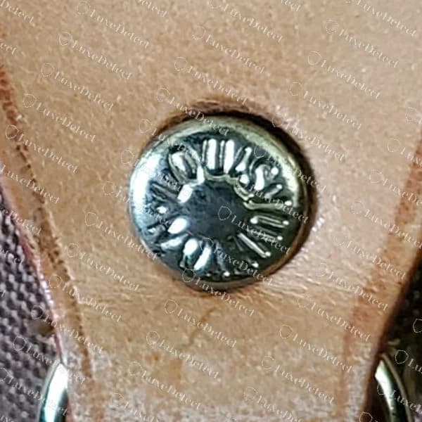 Rebite falsificado de um Keepall em nosso arquivo: as letras estão apertadas contra a borda e se juntam em torno de um centro escuro e manchado