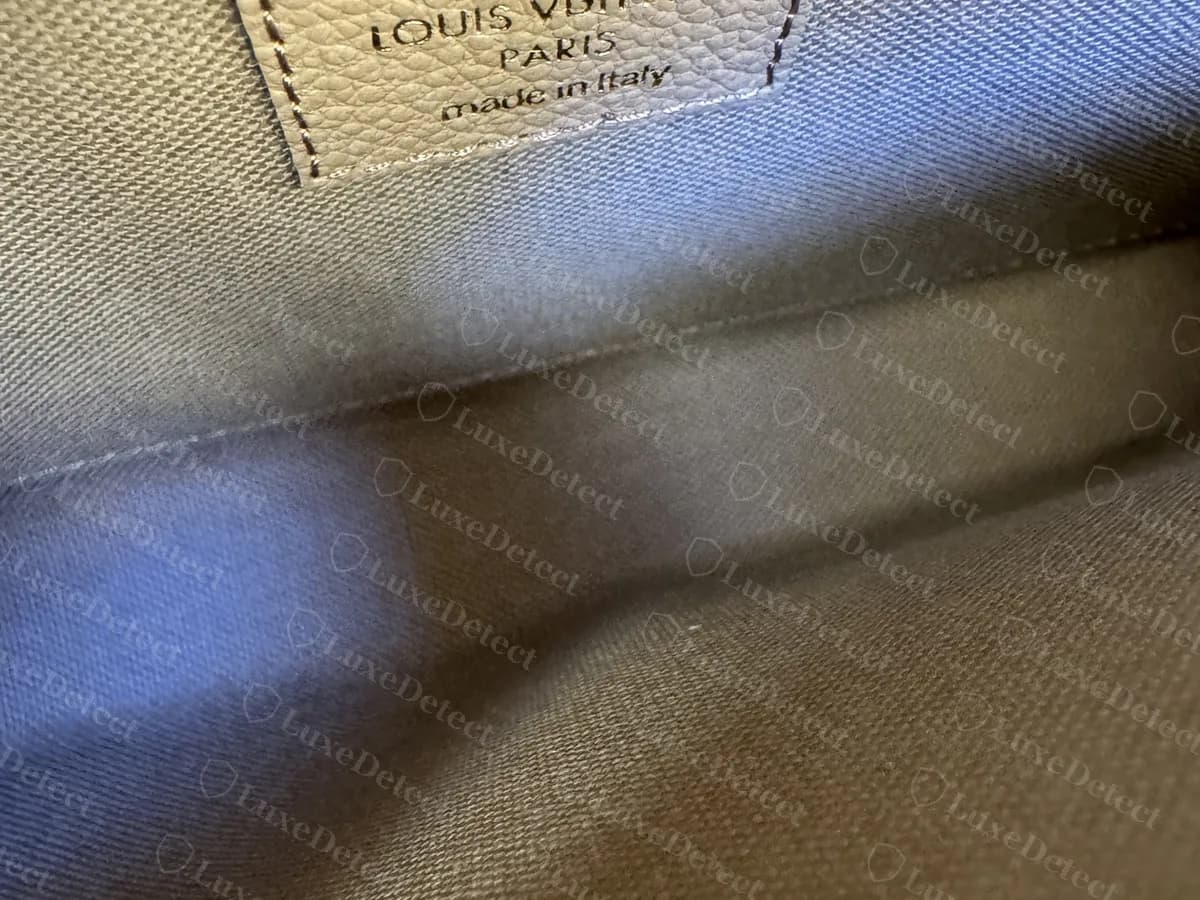 Bolsa original dos nossos pedidos da era do microchip: uma etiqueta de couro creme com o texto LOUIS VUITTON PARIS made in Italy em um forro de tipo camurça