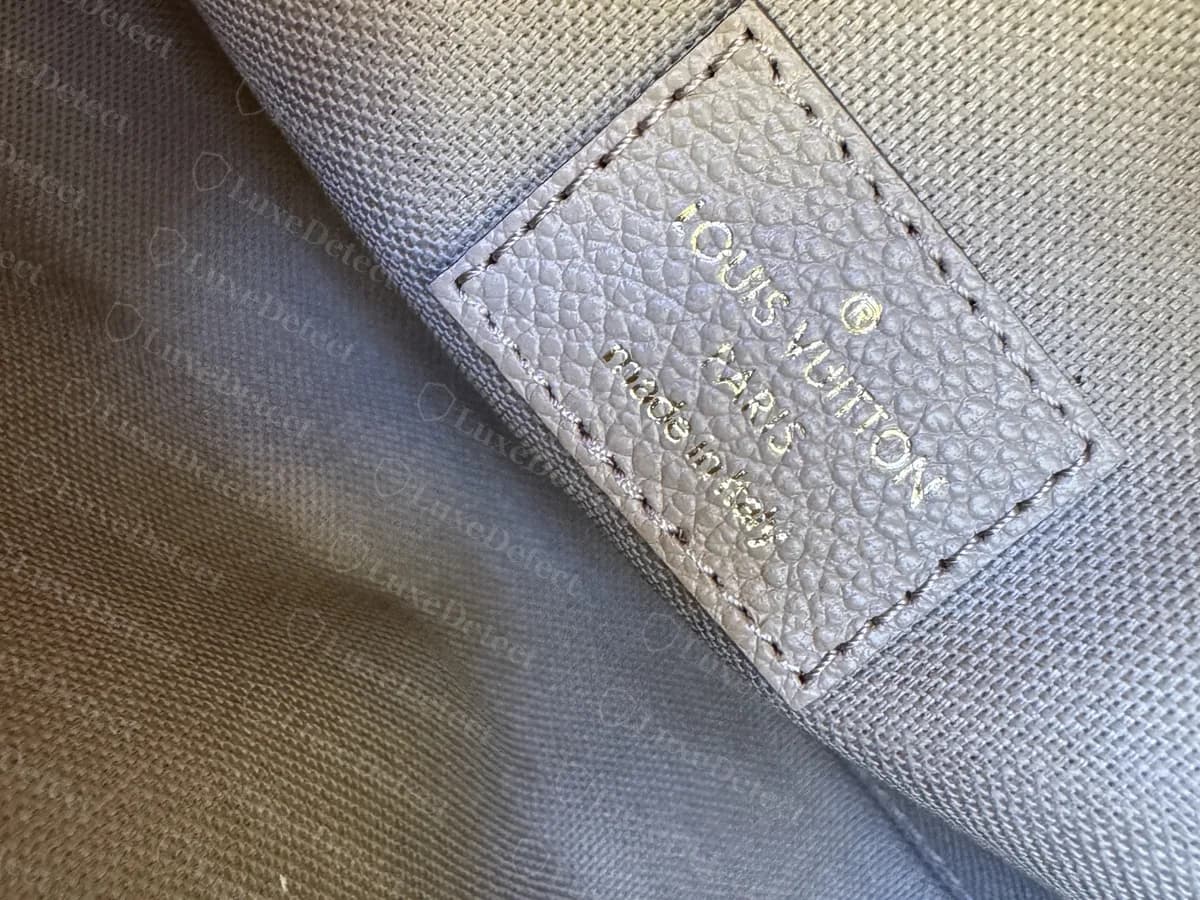 Bolso original de nuestros pedidos de la era del microchip: un parche de piel con el grabado LOUIS VUITTON PARIS dentro de un bolso de piel granulada