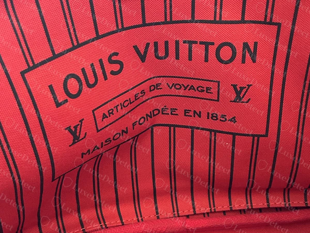 Forro rojo de una Neverfull Damier Ebène original: la etiqueta "LOUIS VUITTON ARTICLES DE VOYAGE MAISON FONDÉE EN 1854" sobre una lona a rayas roja
