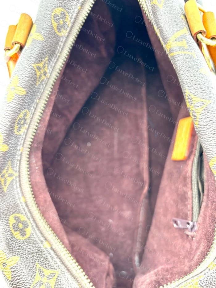 Einige der gefälschten Speedys, die wir geprüft haben, hatten ein flauschiges, wildlederartiges braunes Futter, anders als der glatte gewebte Canvas der echten Monogram-Taschen