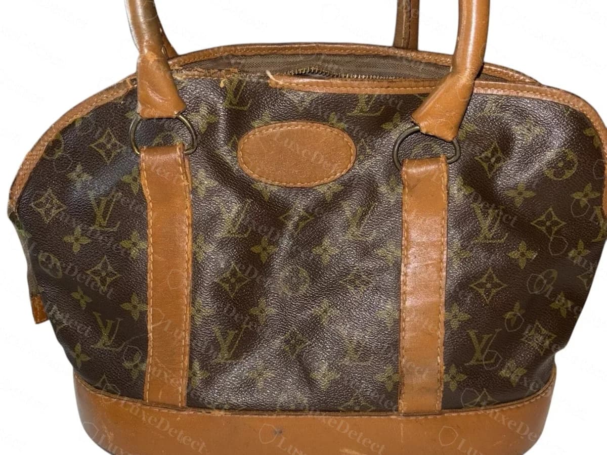 Ancien sac Monogram avec un écusson ovale en cuir sur le devant, une base en cuir fauve et deux anses rondes, du style associé à la production américaine sous licence