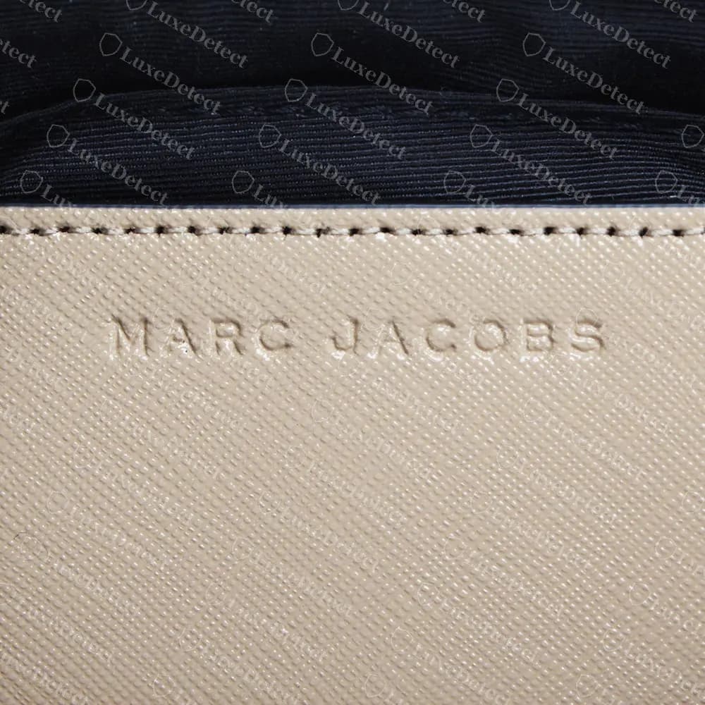 Parche interior auténtico de una Snapshot anterior con el sello MARC JACOBS en una sola línea