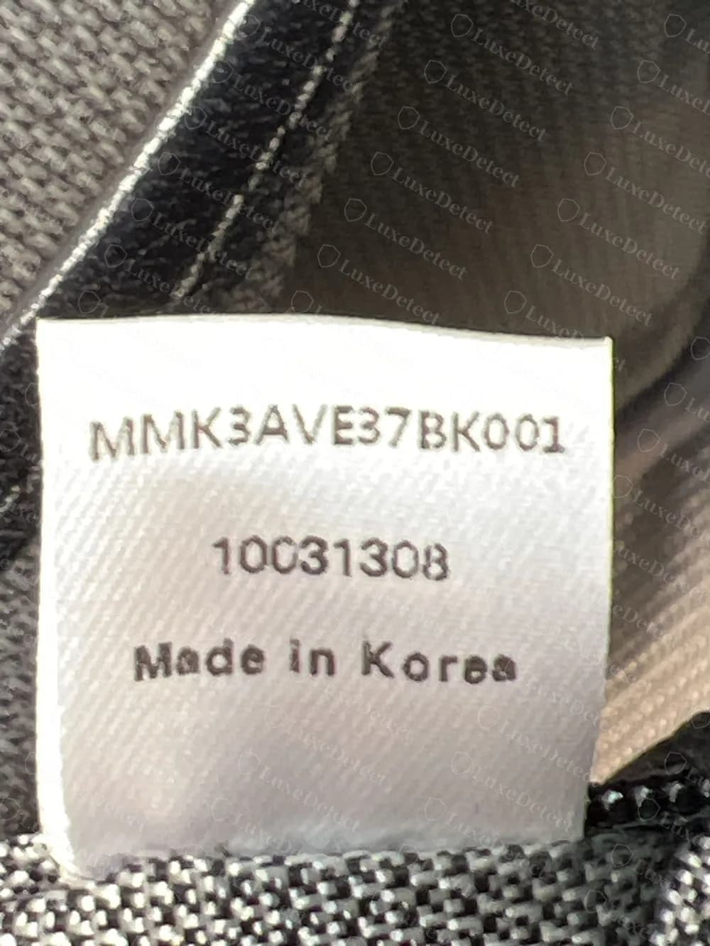 Cartellino interno originale: codice stile MMK3AVE37BK001, un numero di 8 cifre che termina con 1308 e Made in Korea su un’etichetta intessuta bianca