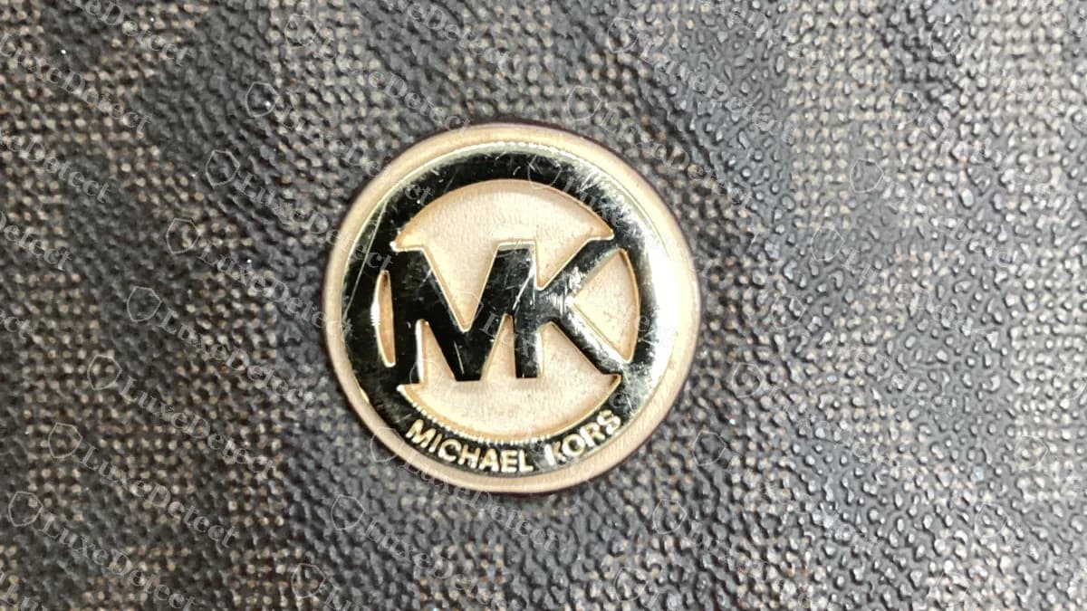 Cómo saber si un bolso Michael Kors es falso: el medallón, la etiqueta y la placa