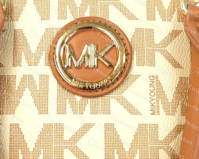 Imitación: el anillo dice MIKYOUNG, no MICHAEL KORS, y el mismo nombre está impreso a lo largo del costado del monograma