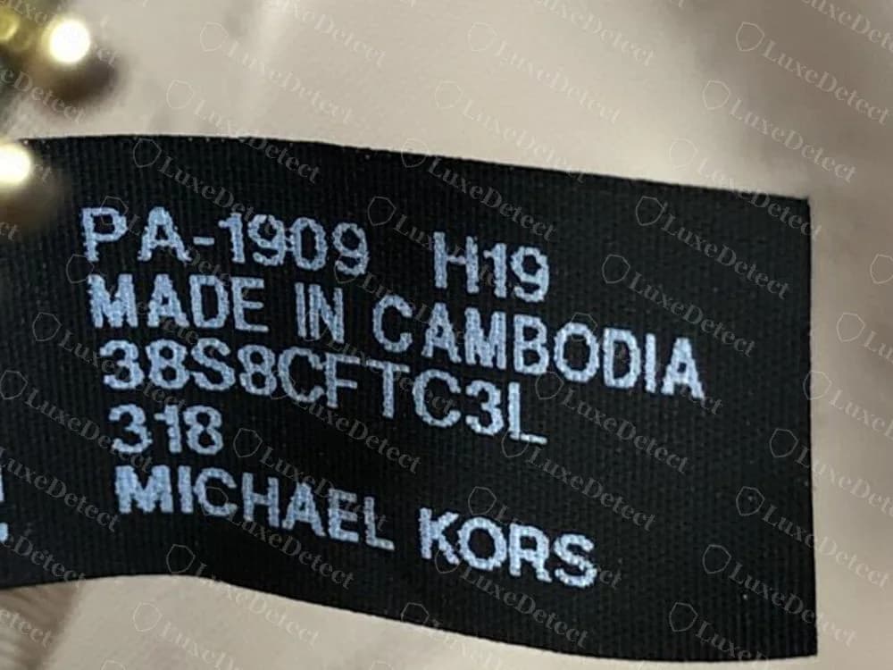 Etiqueta negra original del sistema posterior: código con temporada, país, número de estilo y MICHAEL KORS