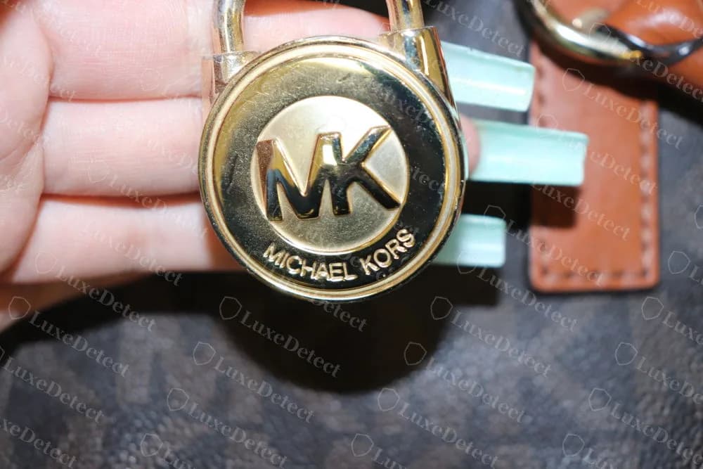 Excepción: el candado colgante original de un Hamilton tiene la cara de disco macizo con una MK en relieve