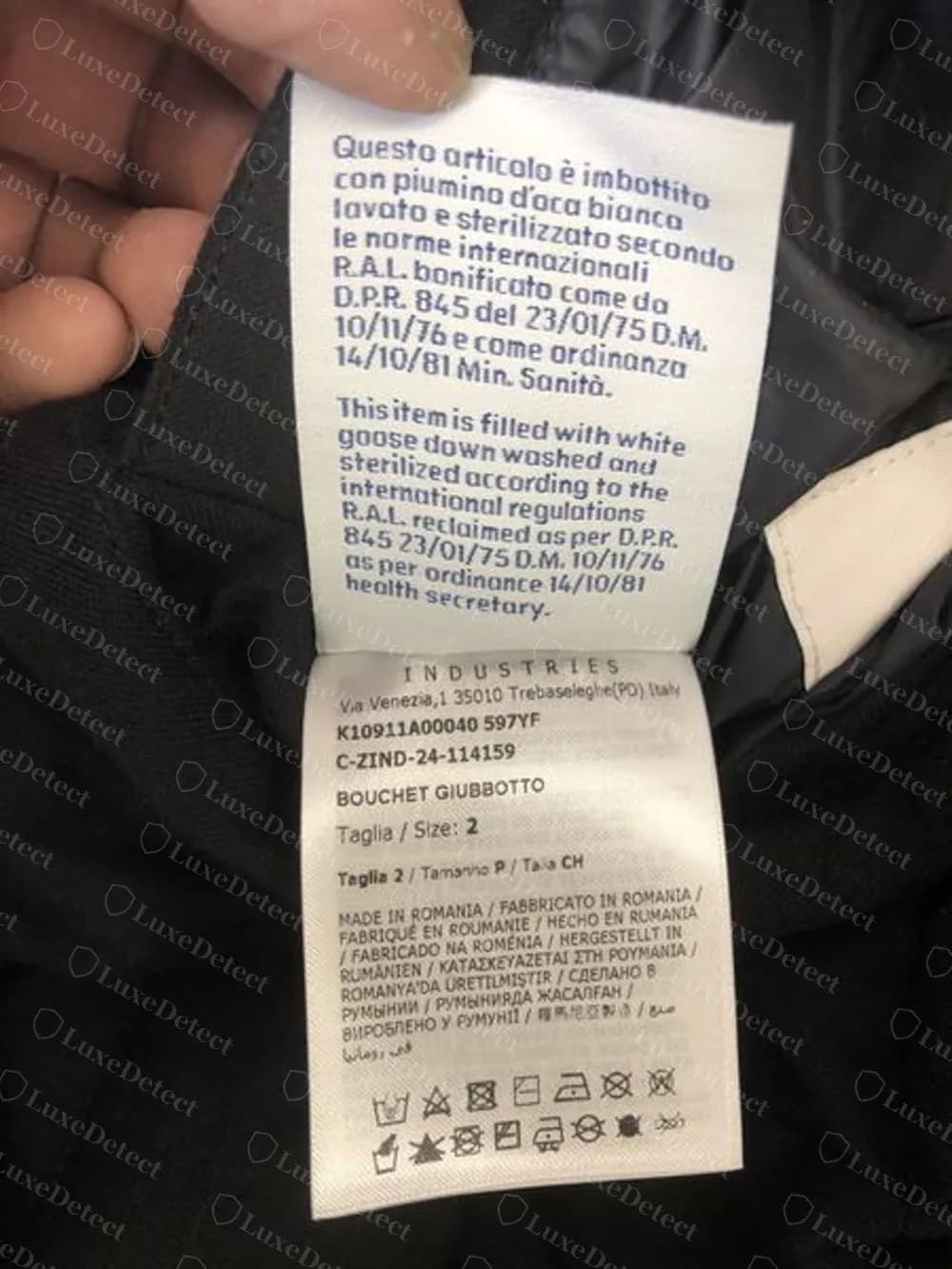 La etiqueta de cuidado de una chaqueta Moncler genuina, de la misma pieza: el código de estilo K10911A00040 597YF y el código de producción C-ZIND-24-114159 coinciden con la etiqueta que está detrás de la etiqueta del logo