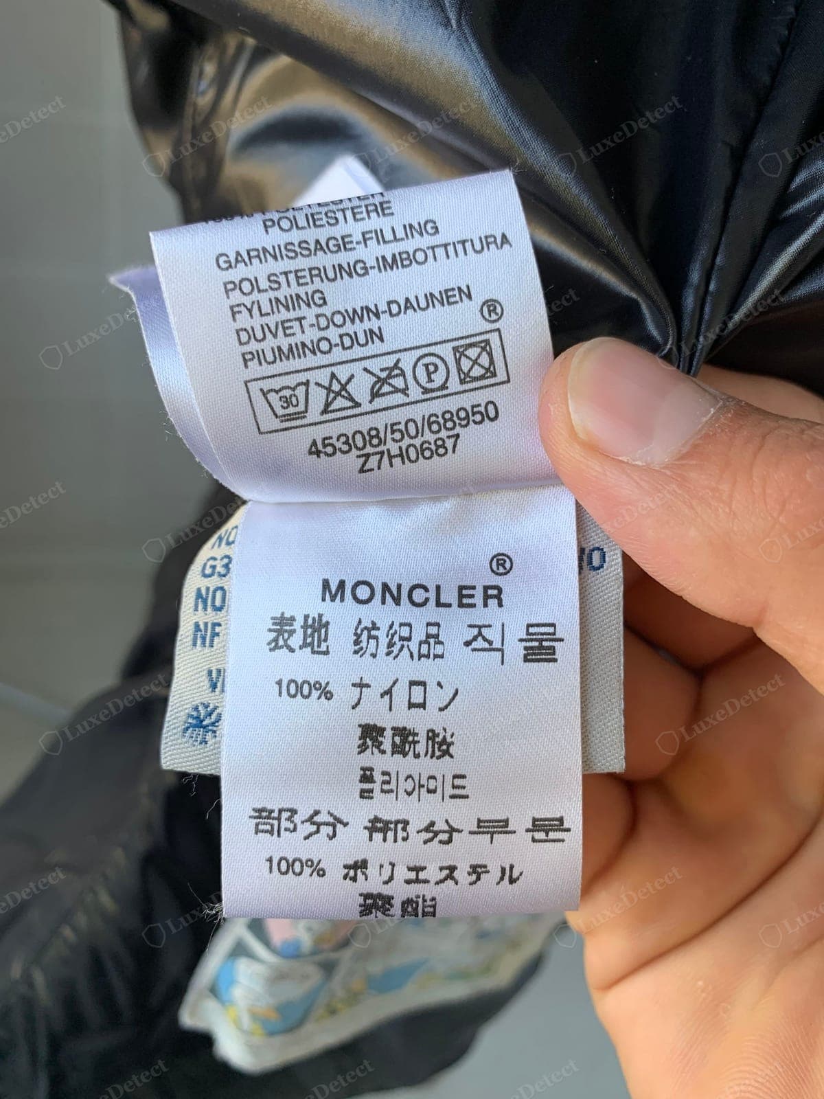 Etichetta di manutenzione Moncler originale: composizione di fibre e piuma corretta, simboli di manutenzione e un numero RN valido
