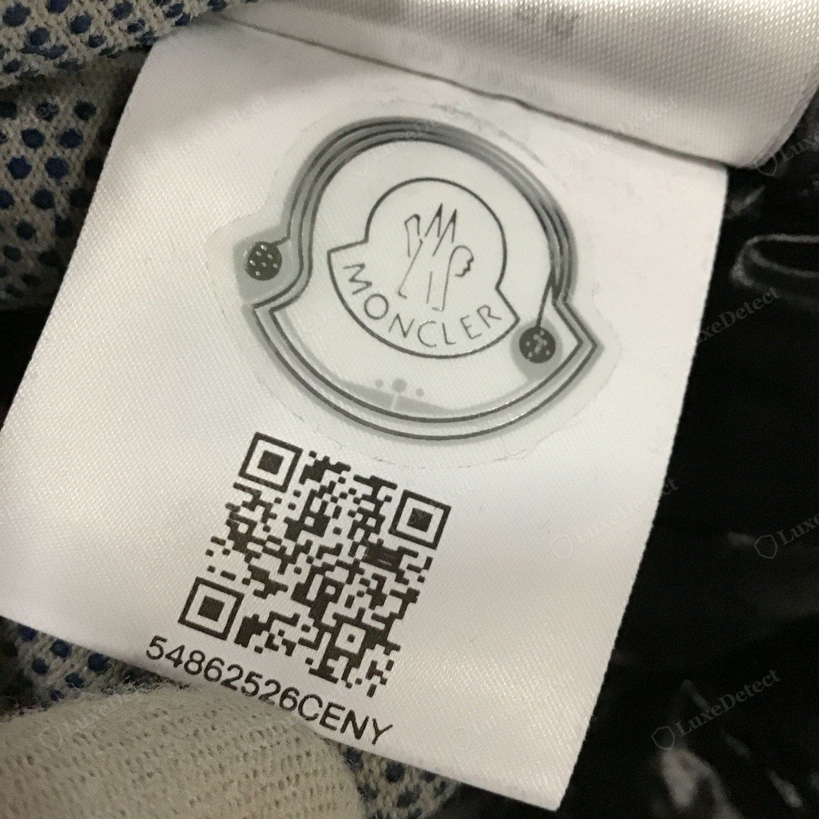 Etiqueta QR Moncler falsa: impresión borrosa, disposición incorrecta, un QR que no se resuelve, costura torcida