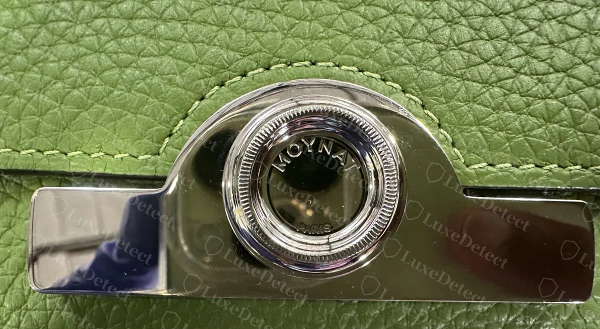 Cierre giratorio de un pequeño Moynat Réjane genuino de 20 cm, con la cara lisa y sin ojo de llave, MOYNAT en arco arriba y PARIS pequeño abajo