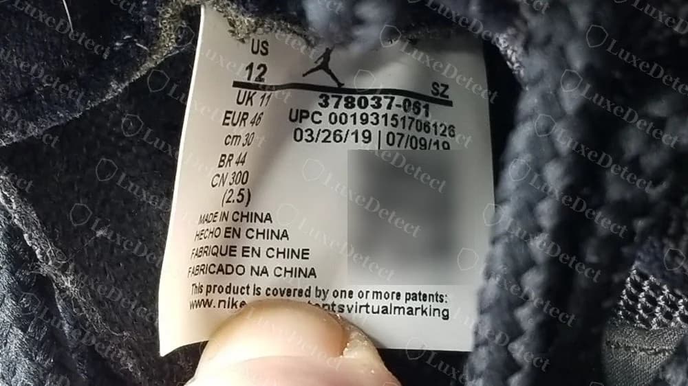 Etichetta della taglia originale della Air Jordan 11 Bred 2019 con codice stile 378037-061, UPC, date 2019, QR code (sfocato) e Made in China in quattro lingue