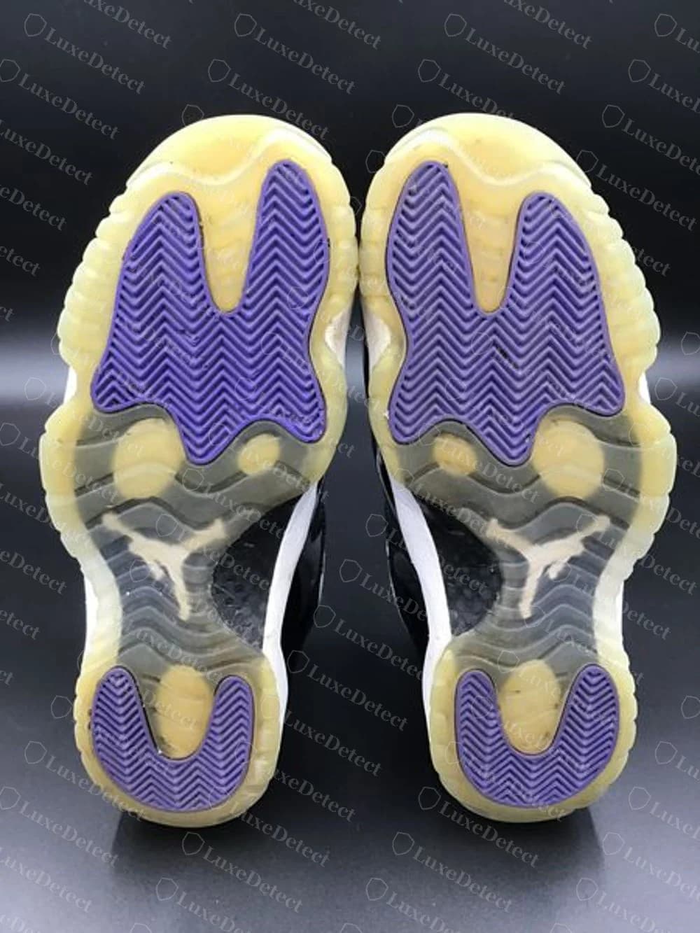 Suola della Air Jordan 11 Concord 2018 originale con tasselli di trazione viola e gomma traslucida ingiallita