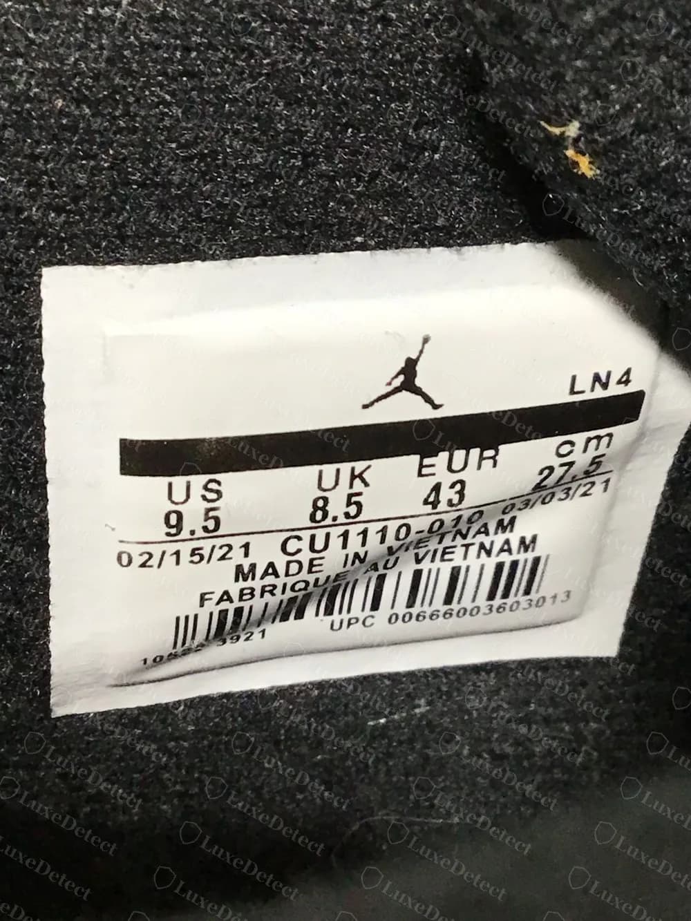 Gefälschtes Etikett einer Jordan 4 Black Cat mit CU1110-010 und dem Fabrikcode LN4, älterem Barcode-Layout, Made in Vietnam und Daten von 2021, mit einer UPC, die mit 006660 beginnt