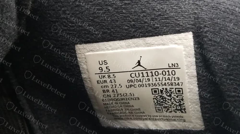 Etiqueta de talla original de la Black Cat 2020: CU1110-010, LN3, Made in China, formato QR, fechas de producción de 2019 y un UPC que empieza por 0019365545