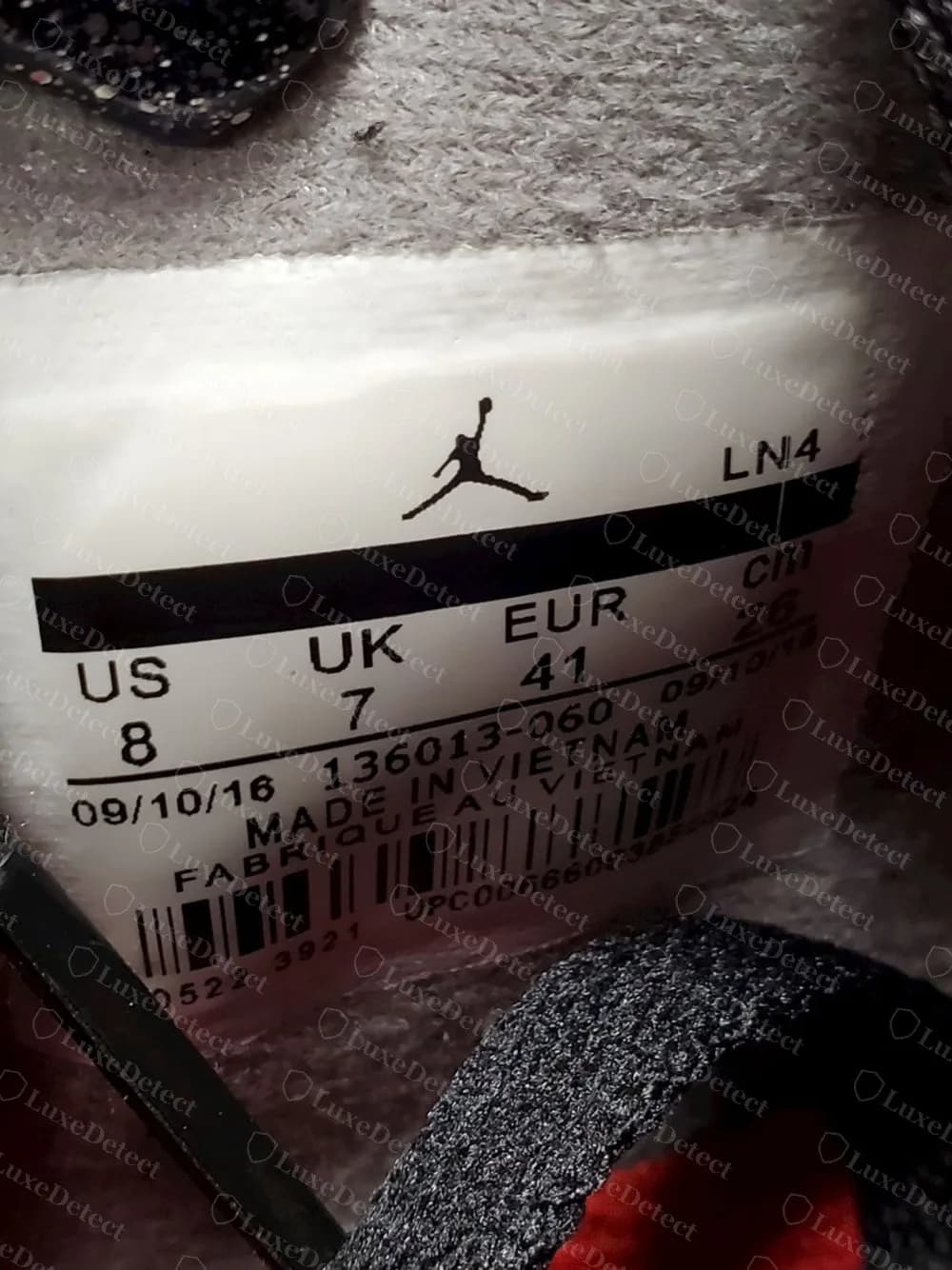 Gefälschtes Etikett einer Bred, bedruckt mit dem Style-Code 136013, LN4 und derselben UPC 00666003888524 wie beim Red-Thunder-Etikett