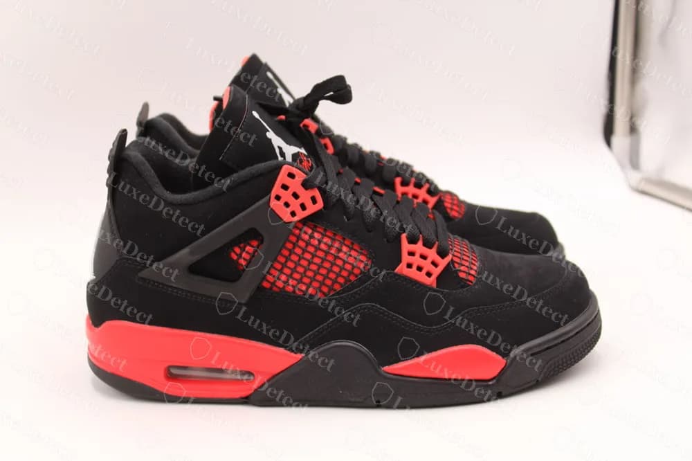 Air Jordan 4 original vs falsa: cómo revisar la etiqueta de talla