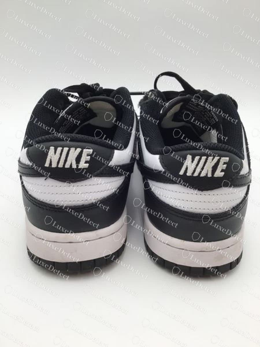 Echter Nike Dunk Low Panda, Rückansicht: der gestickte „NIKE“-Schriftzug auf der Fersenlasche, mit der Naht des Fersenteils und der weißen Zwischensohle