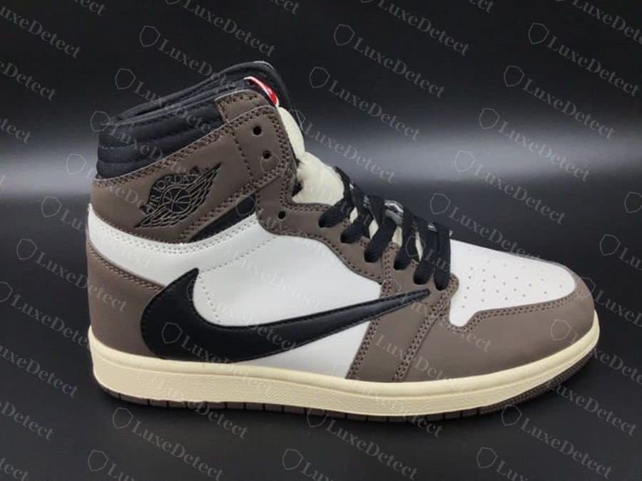 Travis Scott x Air Jordan 1 High “Mocha” falsa, vista laterale: lo Swoosh invertito su pannelli marroni lisci e dall’aspetto piatto, con superficie uniforme