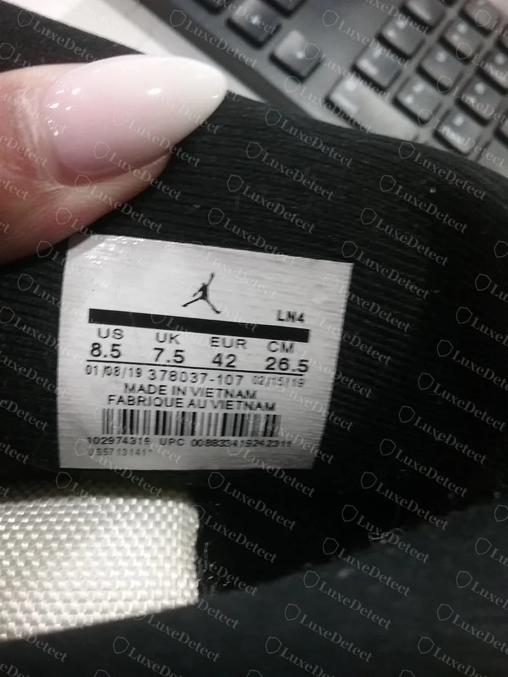 Etiqueta falsa de unas Air Jordan 11 Concord con el código de 2011 378037-107 y fechas de enero y febrero de 2019