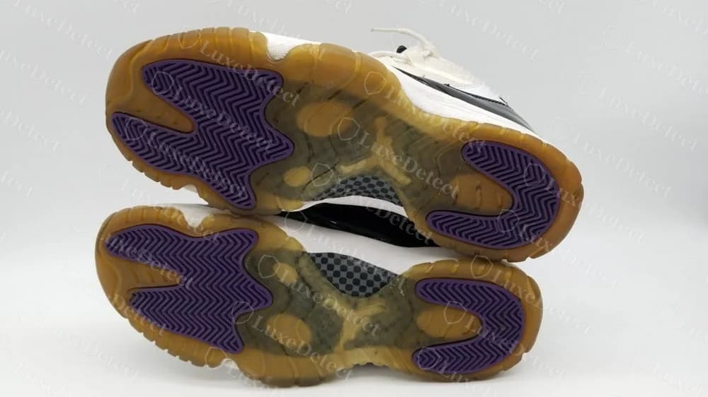 Semelle extérieure d'une fausse Air Jordan 11 Concord avec plots de traction violets et caoutchouc translucide jauni