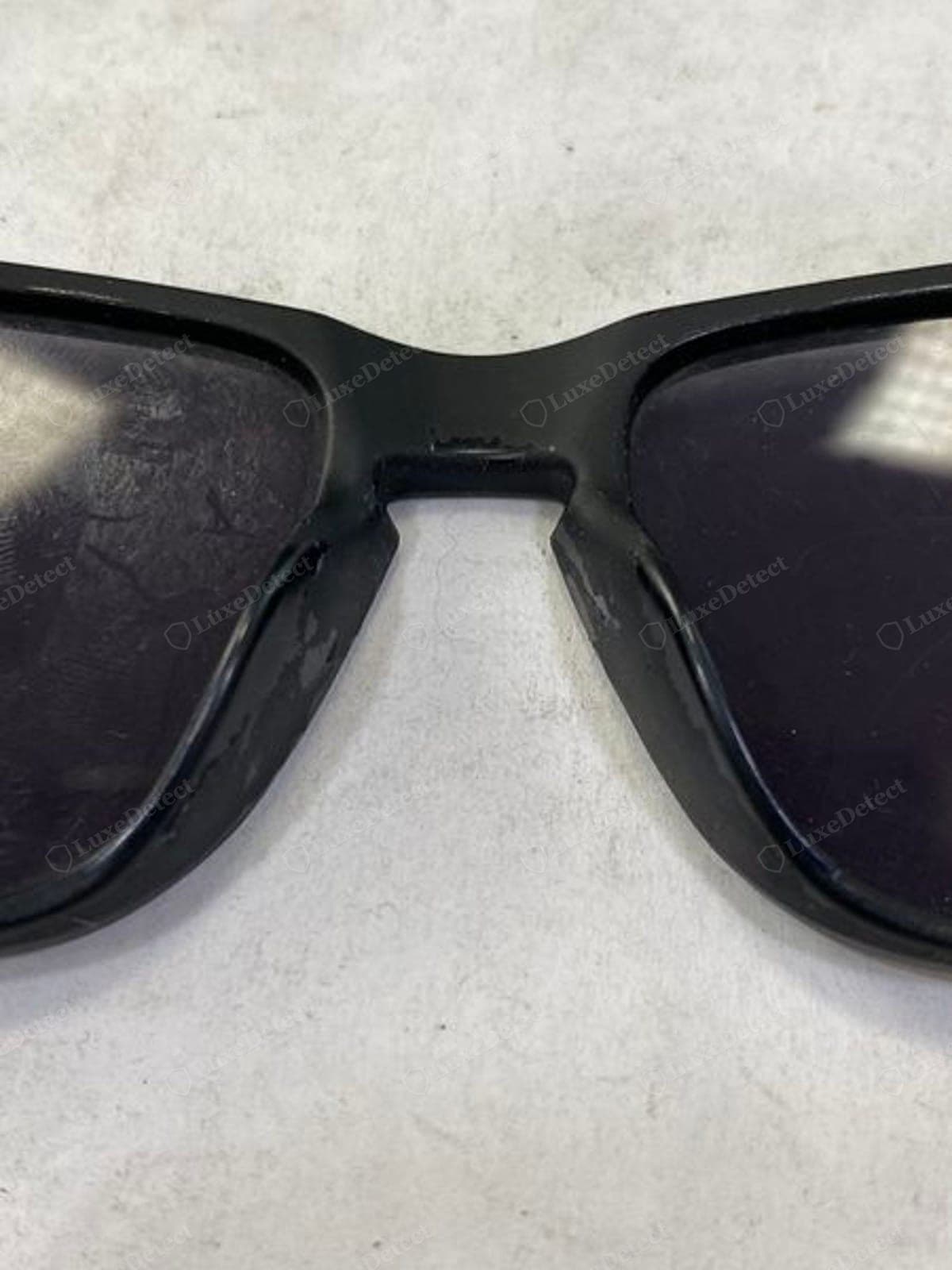 Almohadilla nasal Oakley falsificada: una forma equivocada, una goma dura o brillante, un ajuste flojo o tosco