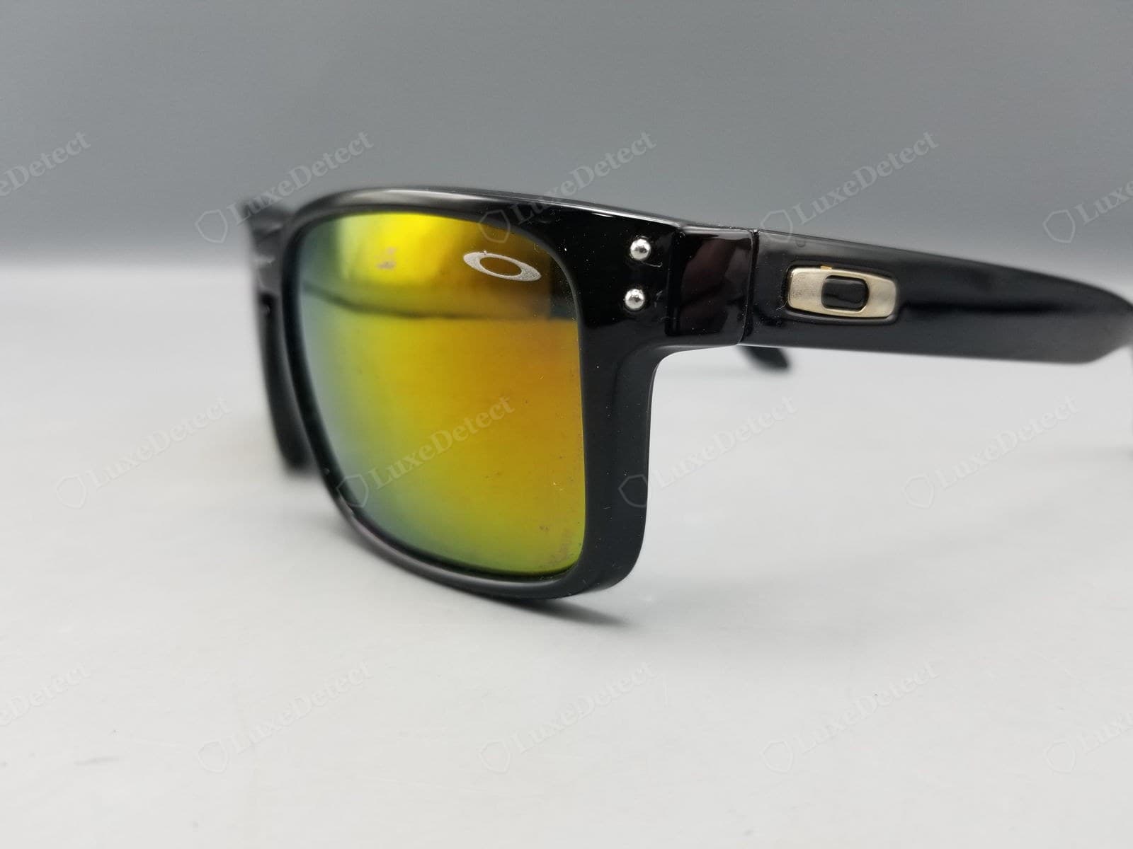 Gefälschtes Oakley-O-Icon: ein verformtes oder gestauchtes O, ein raues oder loses Teil, falsche Position