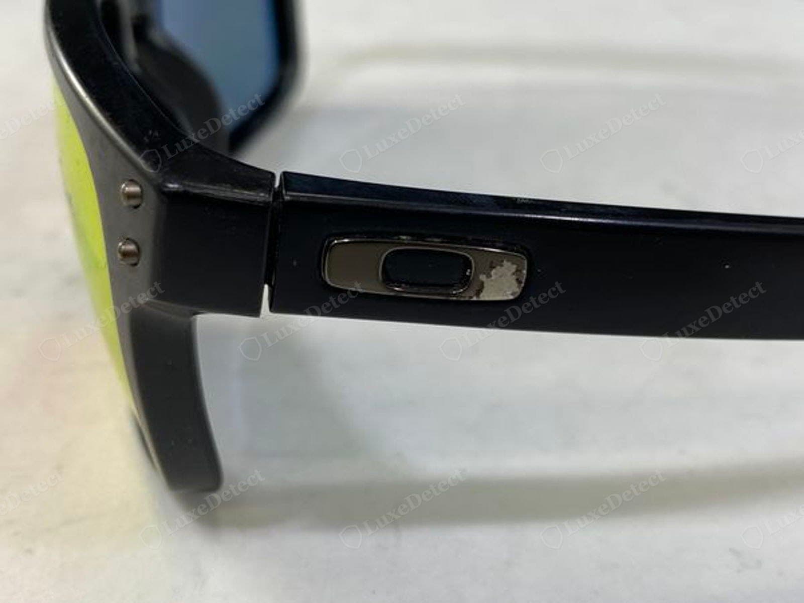 Icono O genuino de Oakley: el logotipo O metálico o moldeado en la varilla, bien formado, con las proporciones correctas y limpiamente colocado