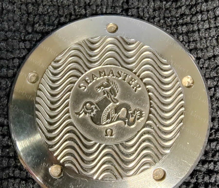 Echter Omega-Seamaster-300M-Gehäuseboden mit Seahorse, Wellenmuster in der Mitte und Hippocampus-Medaillon der Seamaster