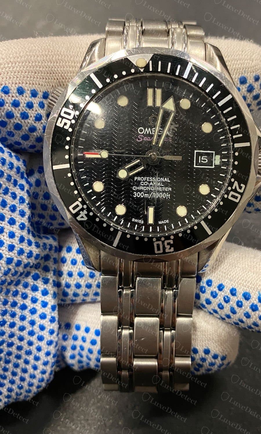 Gefälschtes Omega-Seamaster-Professional-Zifferblatt mit feinem, flachem Wellenmuster und verformter Seamaster-Beschriftung