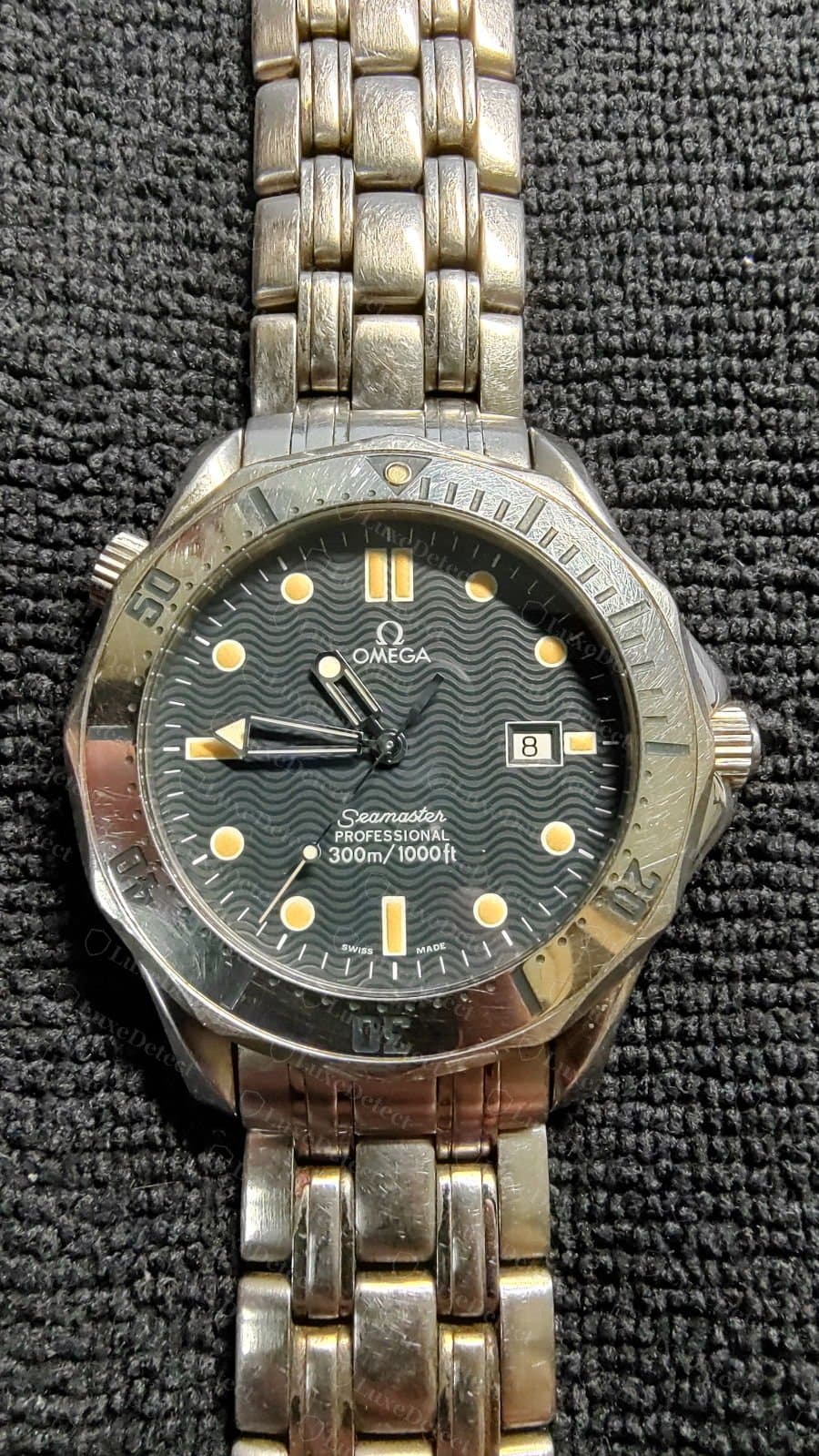 Echtes Omega-Seamaster-Professional-300m-Zifferblatt mit tief, gleichmäßig geschnittenem Wellenmuster und geraden applizierten Indizes