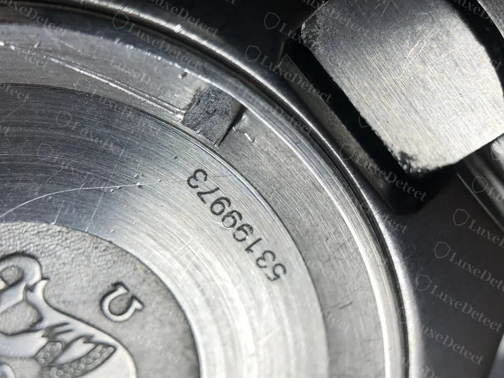 La tapa trasera de un Seamaster Professional 200 M genuino con la serie 53199973 grabada en el borde, junto a un asa