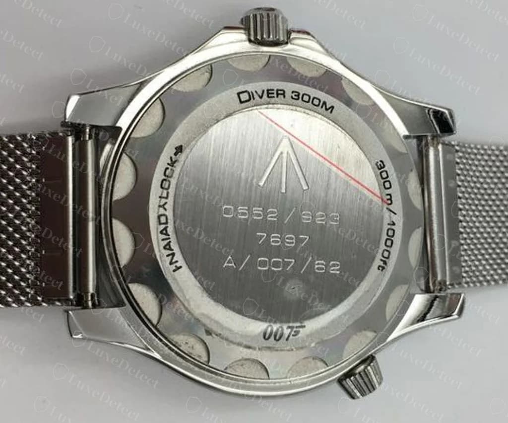 Fondo de caja de un Seamaster Diver 300M "007 Edition" que nuestros autenticadores declararon falsificación: el grabado interior, las líneas de referencia y el logo 007 se leen aquí, así que juzga la profundidad de las letras, el espaciado y el texto contra un ejemplo verificado de la misma referencia