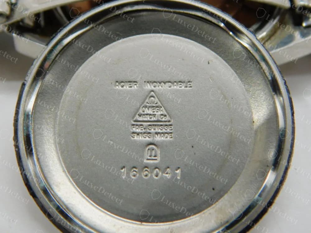 El interior de una tapa trasera de un Omega antiguo genuino con la referencia de caja 166041 debajo del logo de Omega; la referencia no es la serie