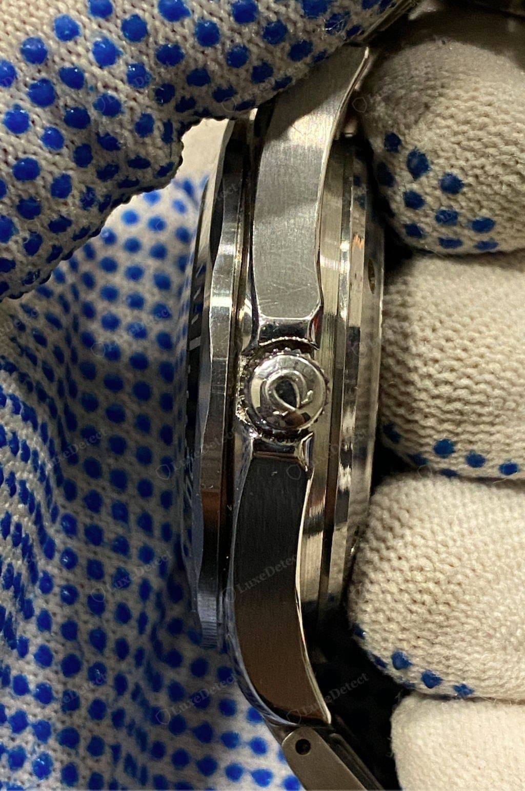 Couronne Omega contrefaite : un symbole peu profond, mou ou déformé ; souvent estampé plutôt que taillé