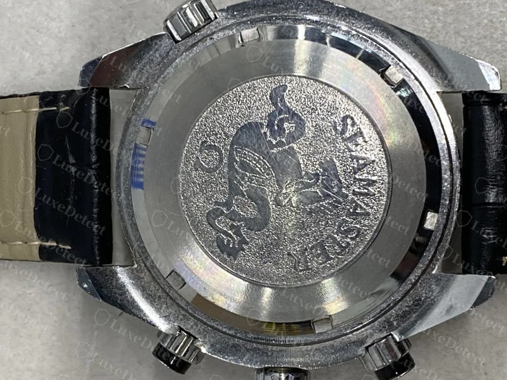 Il fondello chiuso di un orologio giudicato contraffatto: un’incisione con l’ippocampo Seamaster, e nessun numero di serie né testo sul bordo visibile